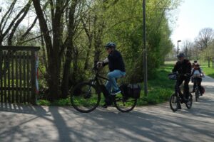 Vorsicht in der engen Kurve am Bach