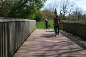 Auffahrt auf die lange Holzbrücke
