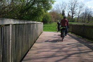 Überquerung der Holzbrücke