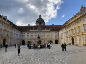 Der Prälatenhof des Stifts