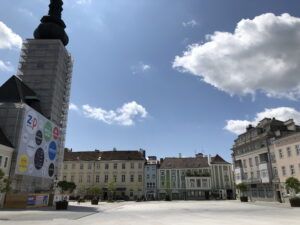 Auf dem Domplatz von St. Pölten