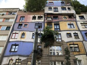 Noch ein Blick auf das Hundertwasserhaus