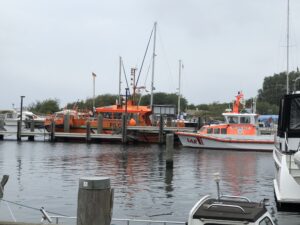 Zwei Einsatzschiffe nebeneinander