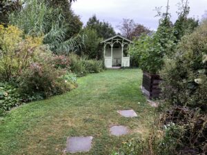 Eine idyllische Gartenlaube