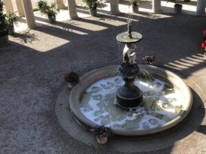 Brunnenanlage vor dem Schloss