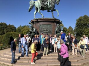 Die Reisegruppe vor dem Schloss