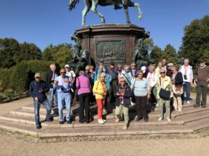Die Reisegruppe vor dem Schloss
