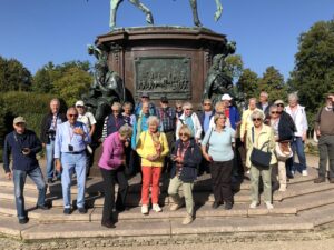 Die Reisegruppe vor dem Schloss