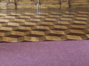 Kunstvoll geformter Rasen