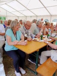 Gäste beim Essen im Festzelt