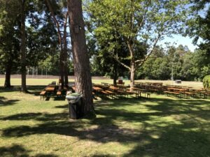 Leere Bierzelttische vor Beginn des Sommerfests