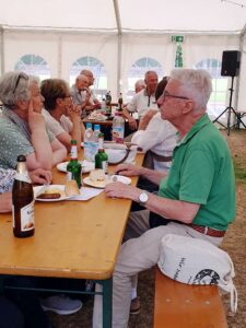 Tischrunde bei Bier und Brotzeit