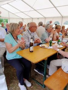 Gäste applaudieren im Festzelt