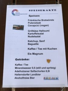 Aushang mit dem Speisen- und Getränkeangebot