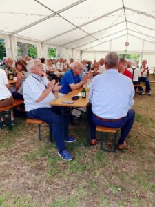 Applaudierende Gäste im Festzelt