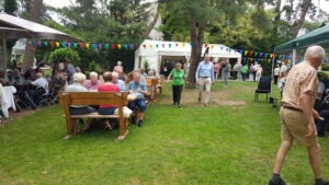 Gäste im Garten vor dem Festzelt