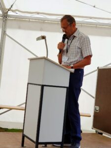 Nahaufnahme des Redners mit Mikrofon