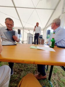 Gäste verfolgen die Rede vom Tisch aus