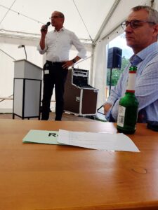 Ansprache mit Blick auf den Tisch im Vordergrund
