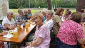 Nahaufnahme lachender Gäste beim Sommerfest