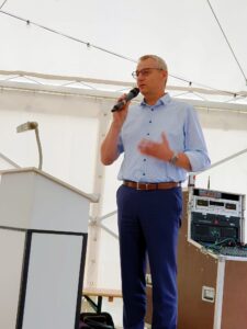 Redner spricht gestikulierend ins Mikrofon