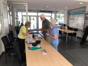 Gäste werden am Empfangstisch im Foyer begrüßt