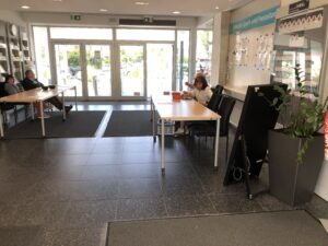 Der Empfangstisch im Foyer ist inzwischen fast leer