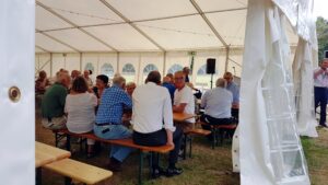 Große Tischrunde im Inneren des Zeltes