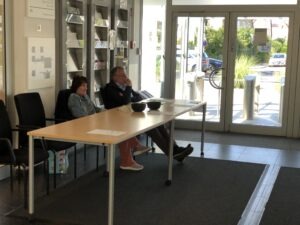 Zwei Helfer warten am Empfangstisch