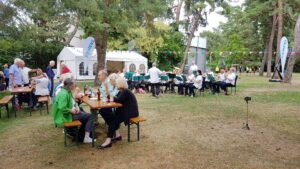 Musikkapelle spielt unter den Bäumen
