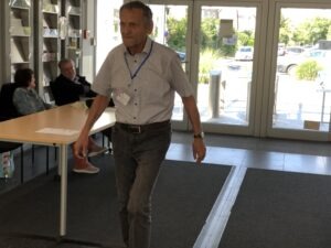 Ein Gast namens Hans betritt das Foyer