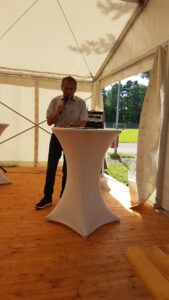 Redner spricht ins Mikrofon im Festzelt