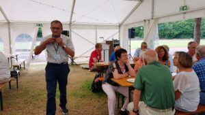 Gast fotografiert das Geschehen im Zelt