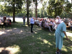 Ansprache im Freien vor den versammelten Gästen