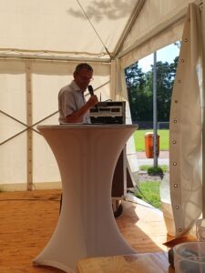 Ansprache am Stehtisch mit Blick zum Sportplatz