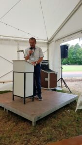 Ansprache auf der Bühne mit Blick ins Grüne