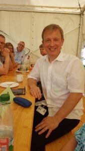 Porträt eines Gastes am Tisch