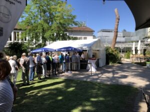 Lange Warteschlange am Ausgabezelt