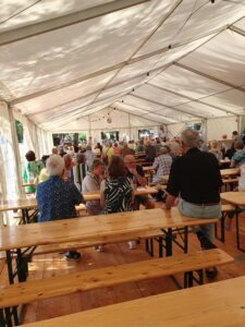 Zahlreiche Gäste an den Bierzelttischen