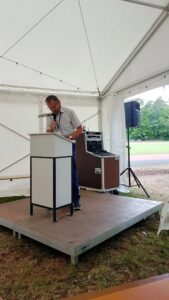Redner spricht konzentriert ins Mikrofon