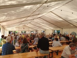 Panoramablick über die Gäste im Zelt
