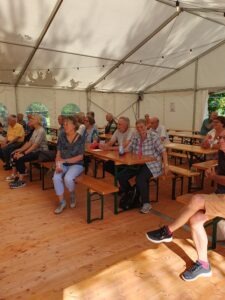 Gäste blicken in Richtung Bühne