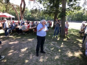 Wolfgang liest seine Rede vor den Gästen vor