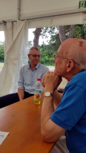 Zwei Gäste im Gespräch am Tisch
