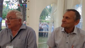 Nahaufnahme zweier Gäste im Gespräch