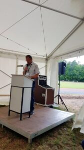 Redner auf der Bühne im Festzelt