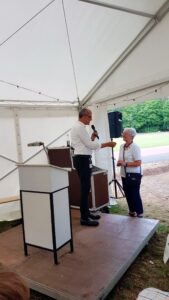 Redner überreicht einer Dame das Mikrofon